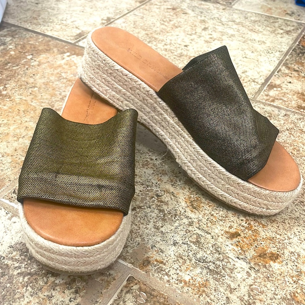 7.5 // Boutique green & black toned platform sandals🖤🖤